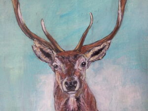 Portrait animalier à l’huile représentant une tête de cerf de face, fond bleu clair et ambiance apaisante.